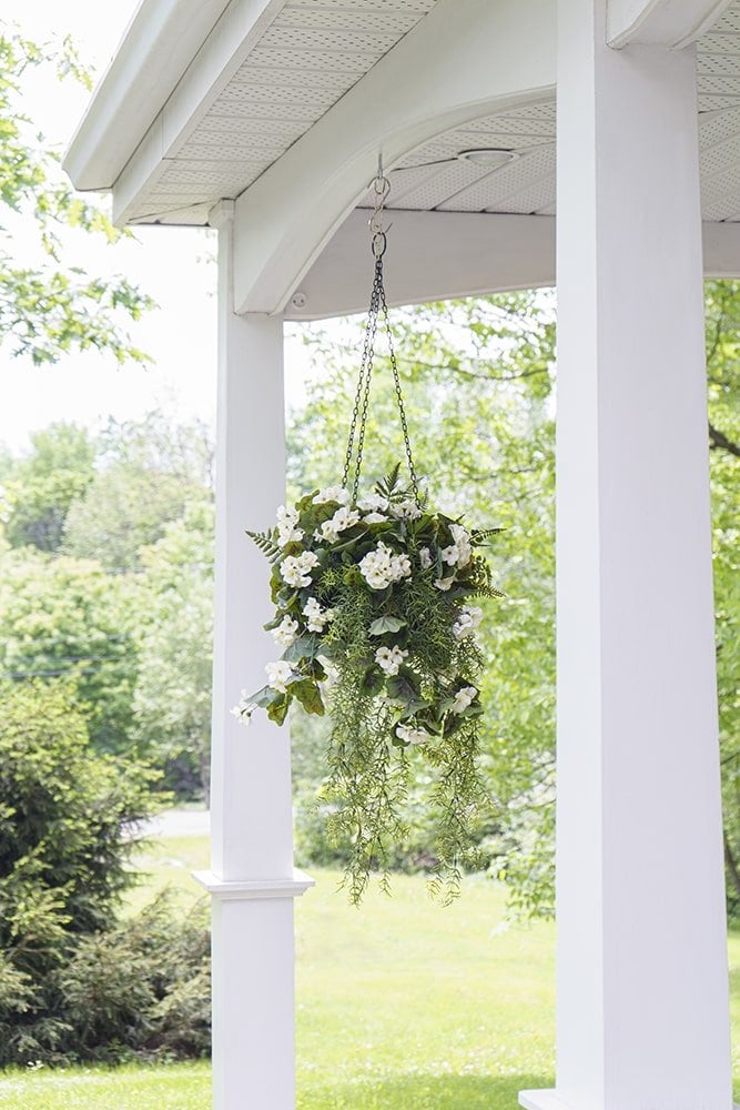 Jardinière suspendue de géranium blanc et fougère - Décors Véronneau