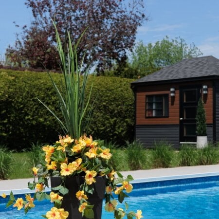 Jardinière extérieure d'hibiscus jaune artificiel, 50'' - Décors Véronneau