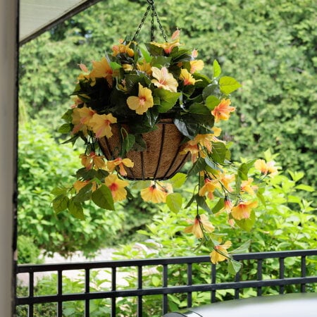 Jardinière suspendue d'hibiscus jaune artificiel, 24 x 22'' - Décors Véronneau