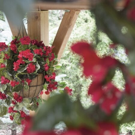 Jardinière suspendue de géranium rouge artificiel, 24 x 22
