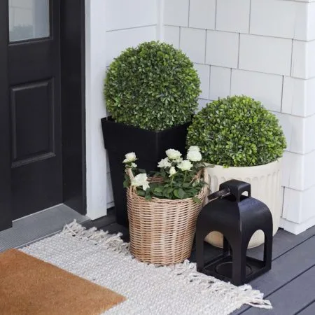 Artificial outdoor potted boxwood ball topiary, 33'' - Décors Véronneau