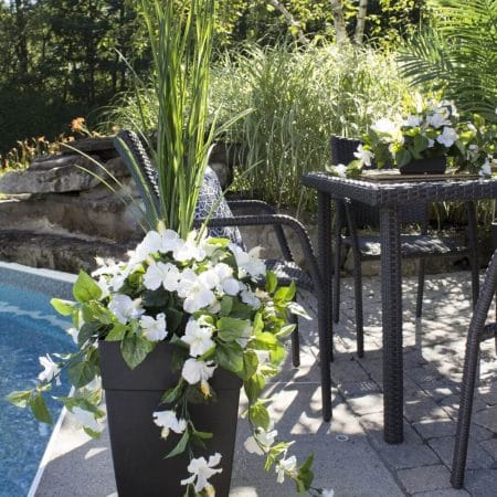 Jardinière extérieure d’hibiscus blanc artificiel - Décors Véronneau