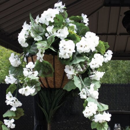 Jardinière suspendue de géranium blanc artificiel, 24 x 22'' - Décors Véronneau