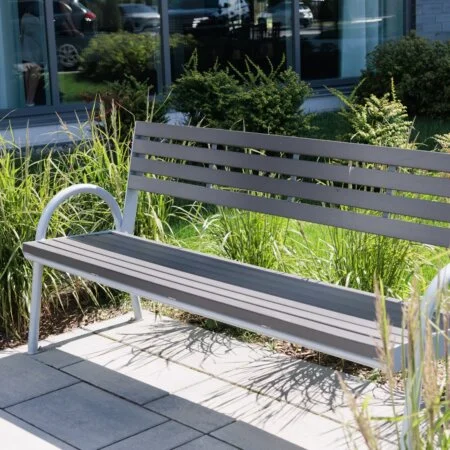 Banc moderne en composite gris et acier inoxydable, 72'' - Décors Véronneau