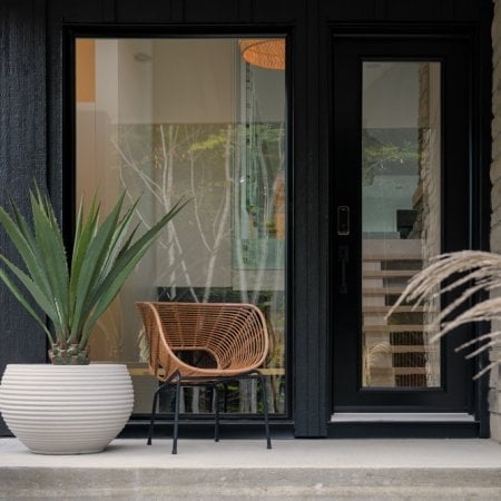 Outdoor mediterranean beige resin planter - Décors Véronneau