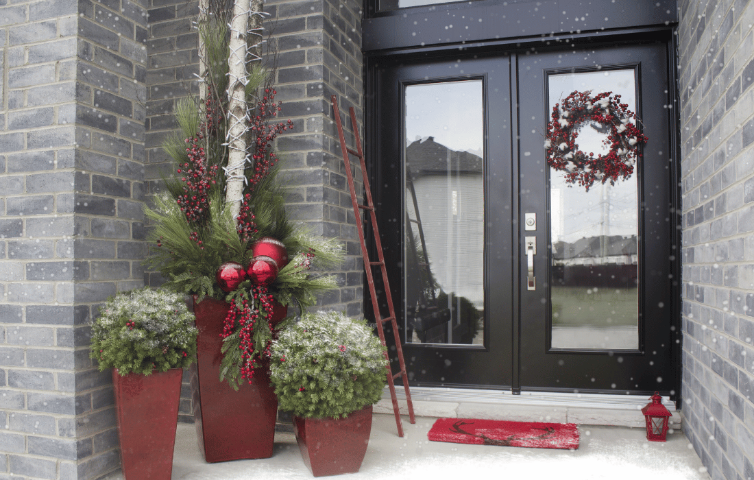 Arrangement de bouleaux devant porte d'entrée à Noël - Décors Véronneau