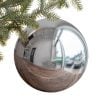 Boule de Noël géante argent lustré dans un sapin - Décors Véronneau