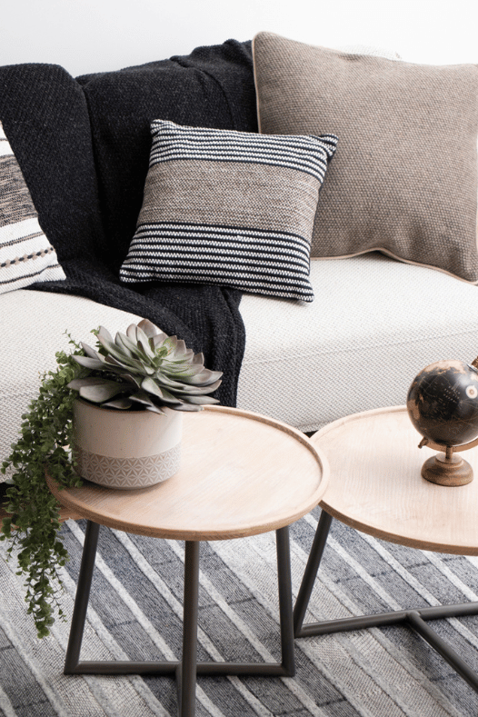 Coussins motif scandinave sur canapé du salon - Décors Véronneau