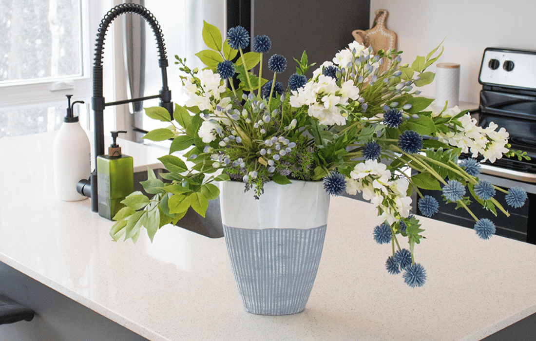 Arrangement de fleurs bleues artificielles dans une cuisine - Décors Véronneau