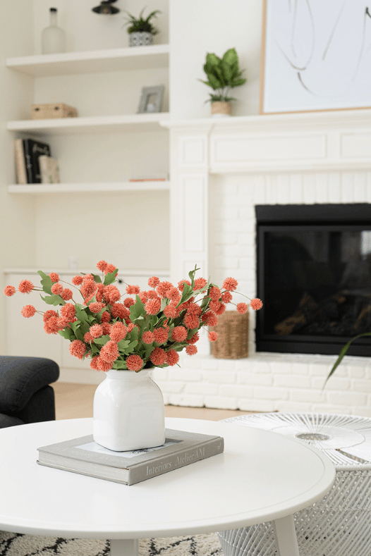 Fleurs corail dans un salon - Décors Véronneau