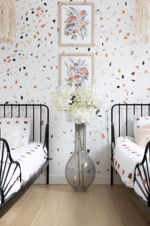 Hydrangées blanches dans un vase gris d'une chambre - Décors Véronneau