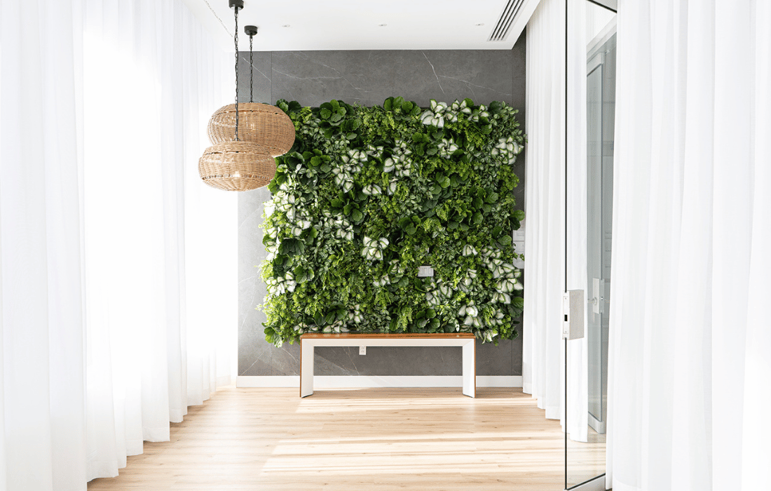 Mur végétal artificiel dans une aire commune - Décors Véronneau