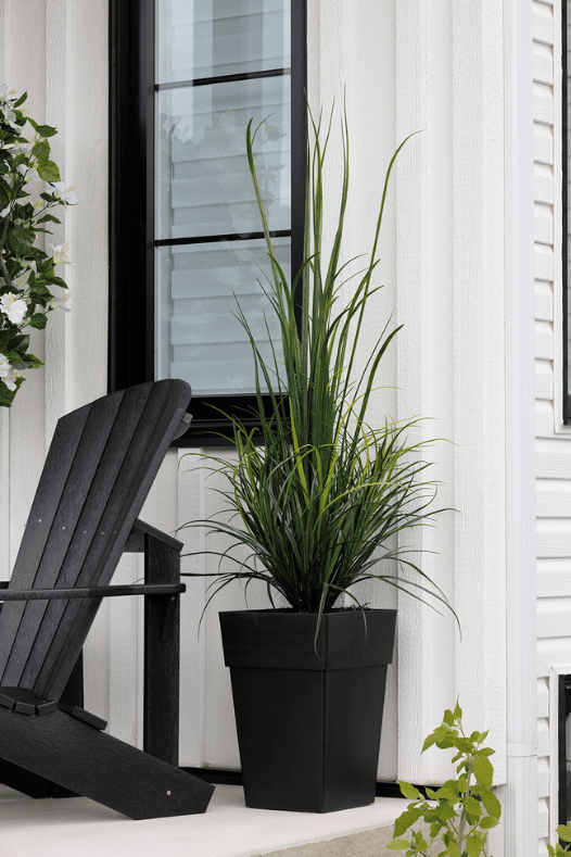 Herbes de rivière avec chaise adirondack noire - Décors Véronneau