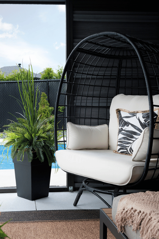 Jardinière de cycas avec chaise oeuf - Décors Véronneau