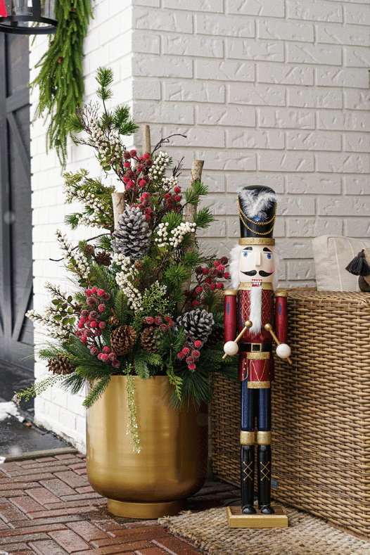 Casse-noisette avec arrangement dans un pot de laiton - Décors Véronneau