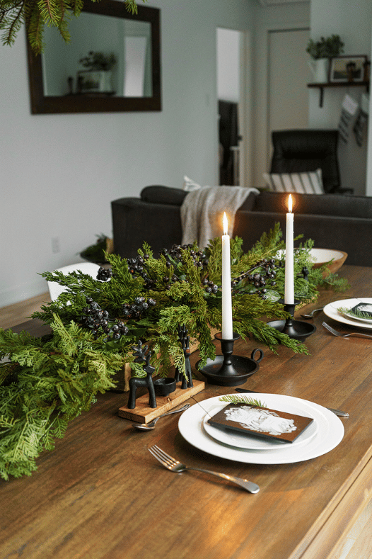 Table de Noël avec sapinage et baies bleues - Décors Véronneau