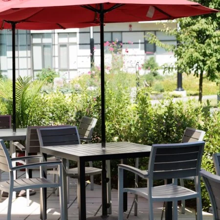 Chaise extérieure en lattes de composite gris - Décors Véronneau