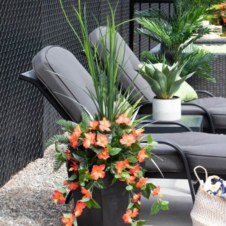 Arrangement floral extérieur d'hibiscus orange et feuillage artificiels, 55