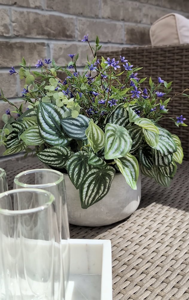 centre de table de verdure et fleurs mauves - Décors Véronneau