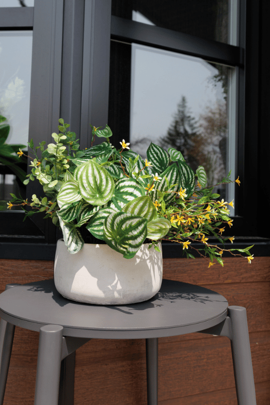 Centre de table extérieur avec fleurs jaunes - Décors Véronneau