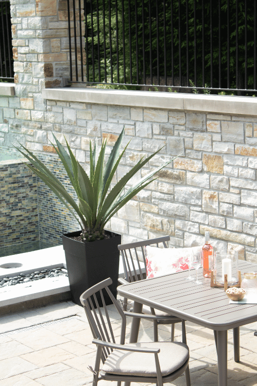 Agave verte sur terrasse avec table extérieure - Décors Véronneau