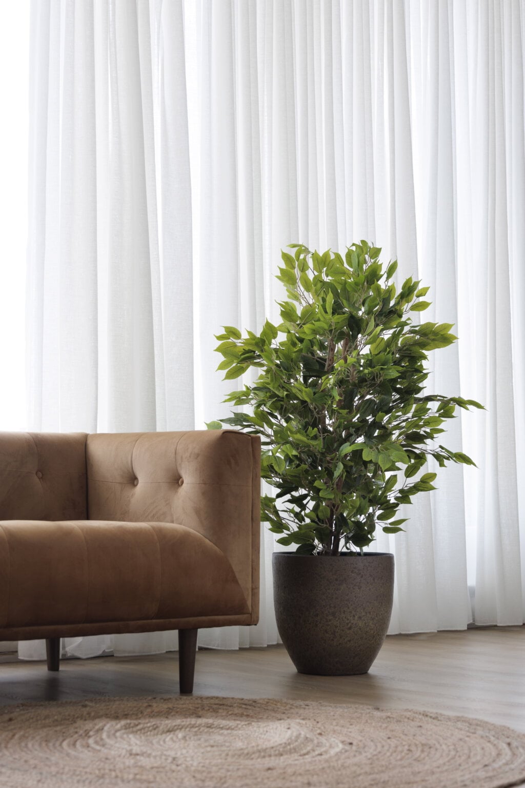 Petit ficus artificiel dans un pot brun au fini texturé - Décors Véronneau