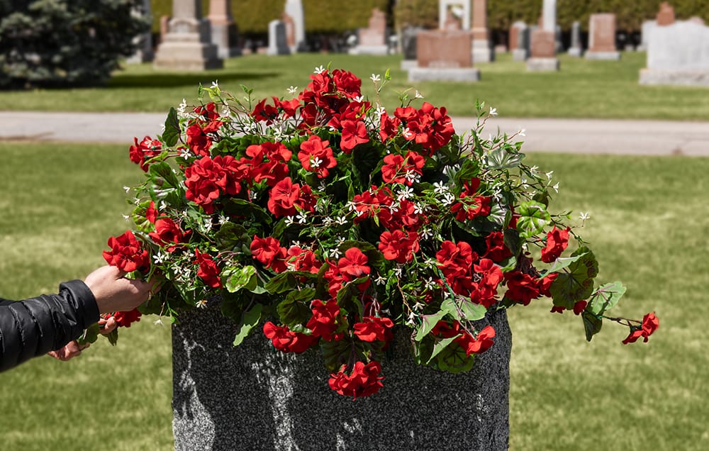 Couvre-épitaphe géranium rouge artificiel. Création florale pour décoration de pierre-tobale - Décors Véronneau