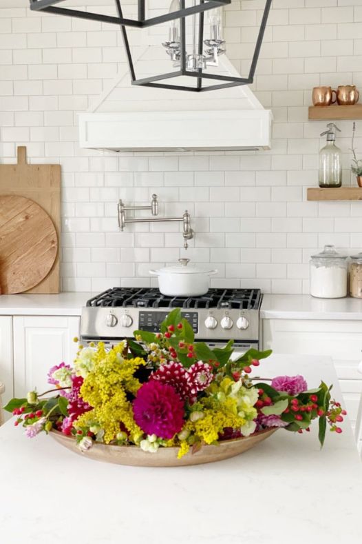 Arrangement de fleurs colorées dans une cuisine - Décors Véronneau
