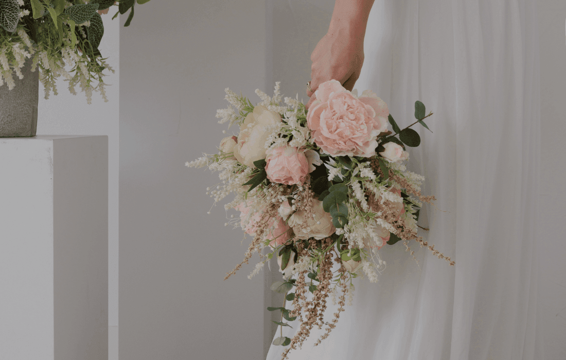 Bouquet de mariage avec fleurs artificielles roses - Décors Véronneau