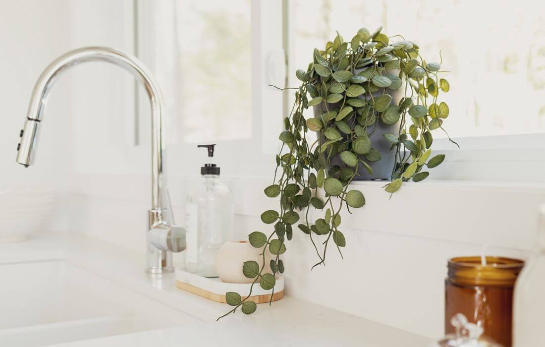 Plante suspendue artificielle sur comptoir cuisine - Décors Véronneau