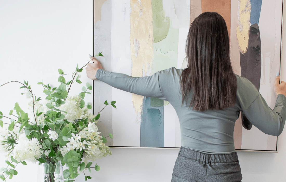 Installation d'un tableau décoratif abstrait - Décors Véronneau