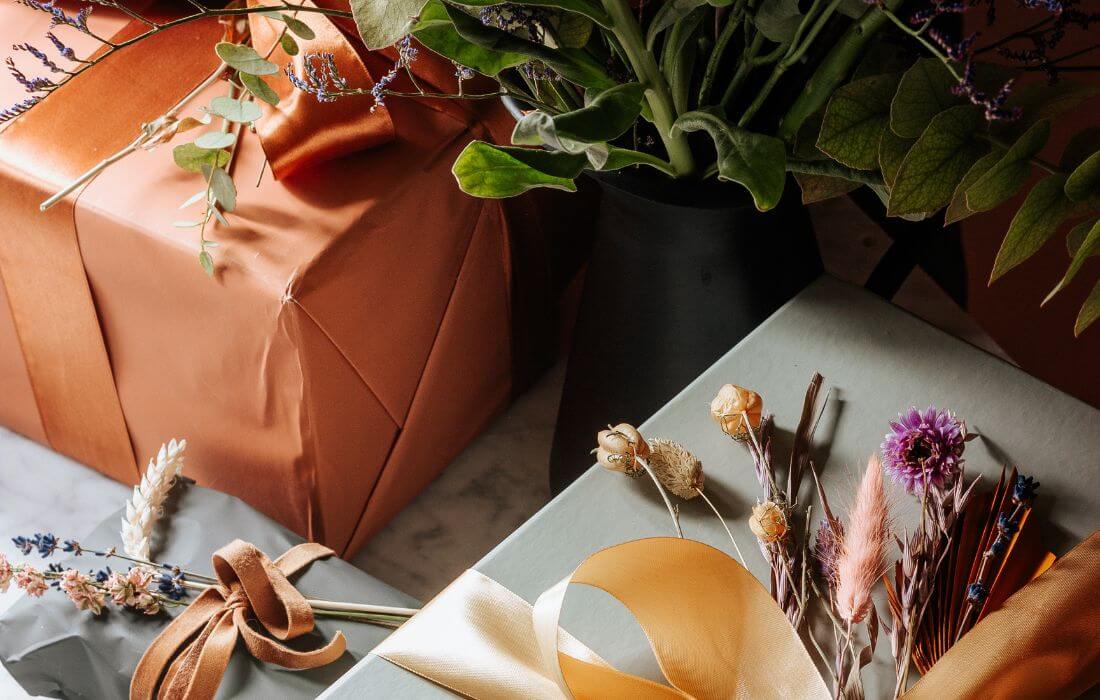 Idées-cadeaux de mariage emballées avec fleurs - Décors Véronneau