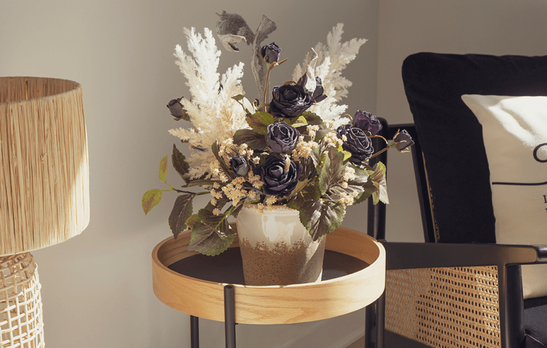 Arrangement avec pampas et roses bleues - Décors Véronneau