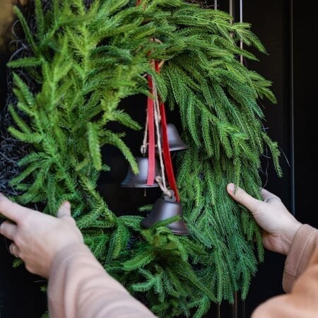 Artificial real-touch cypress wreath, 24'' - Décors Véronneau