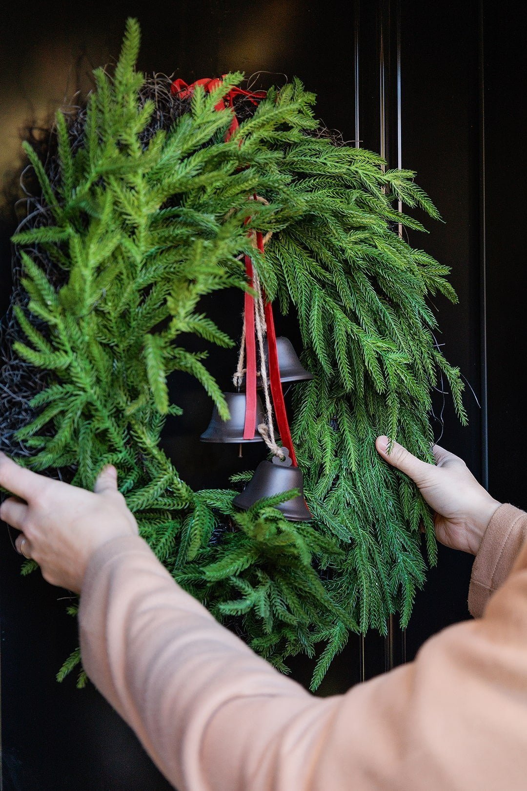 Couronne de Noël avec ruban rouge et cloches - Décors Véronneau