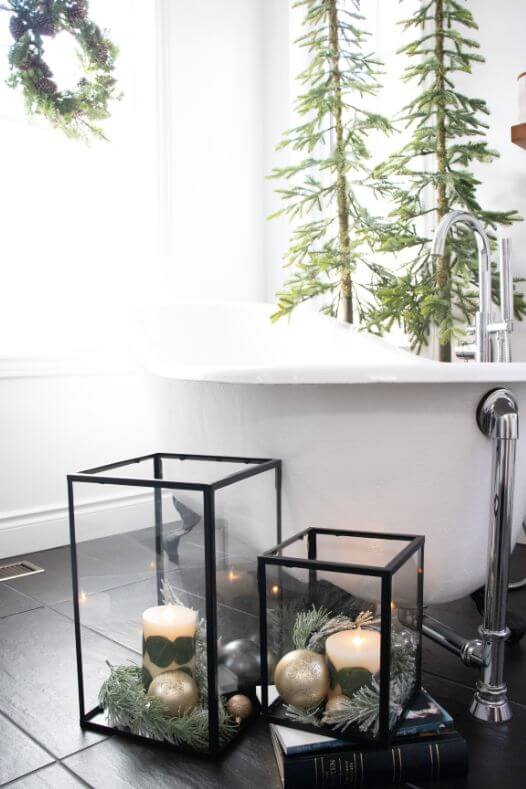 Salle de bain de Noël monochrome avec sapinage - Décors Véronneau