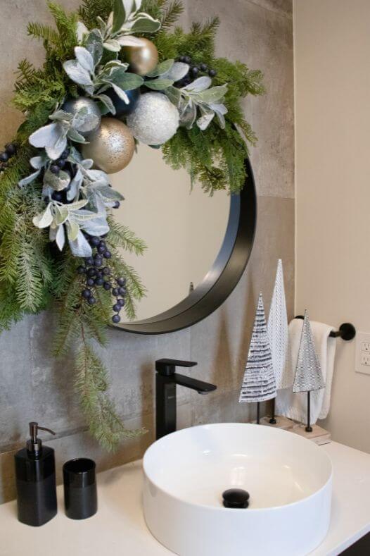 Salle d'eau avec guirlande de Noël sur miroir - Décors Véronneau