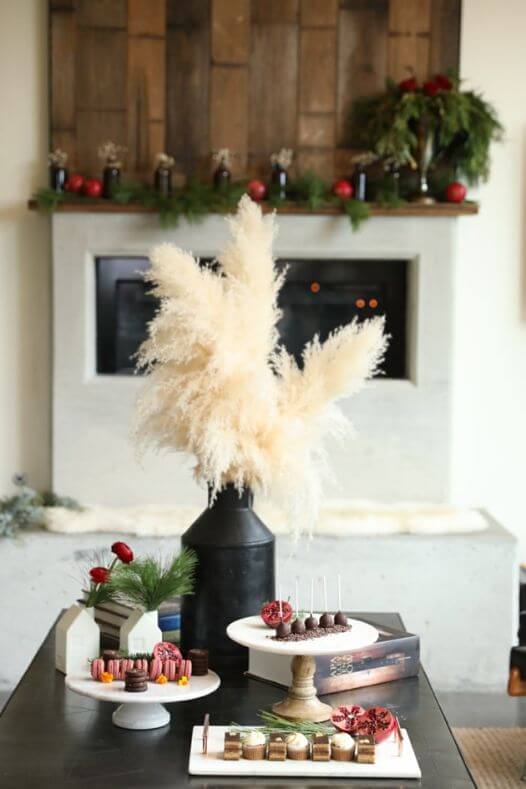 Vase avec pampas dans un décor de Noël - Décors Véronneau