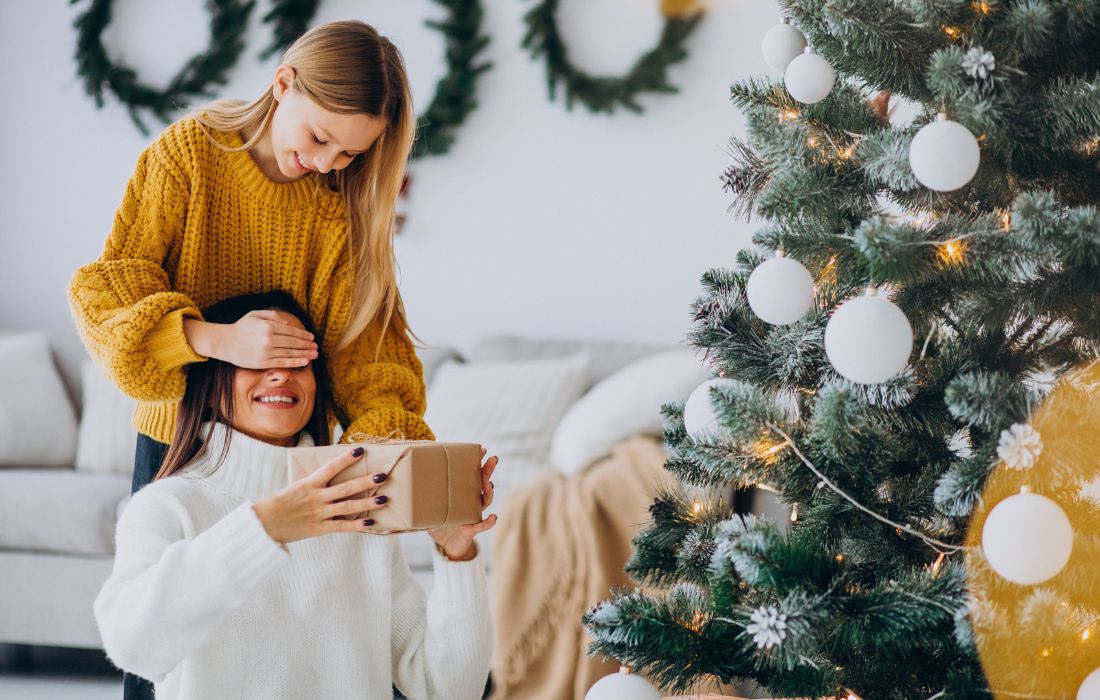 Idées-cadeaux de Noël mère avec fille près du sapin - Décors Véronneau