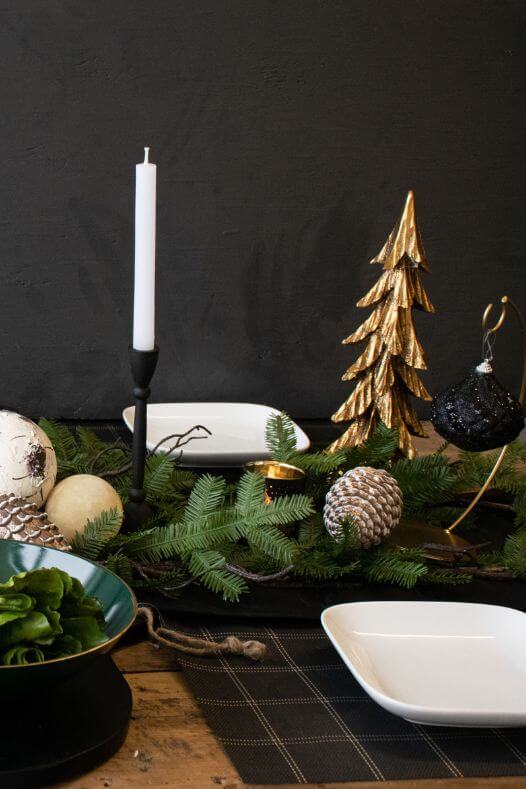 Sapin de Noël or sur table décorée - Décors Véronneau