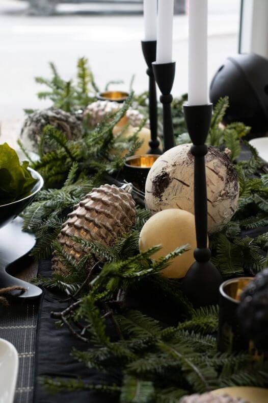 Table de Noël noire avec ornements - Décors Véronneau