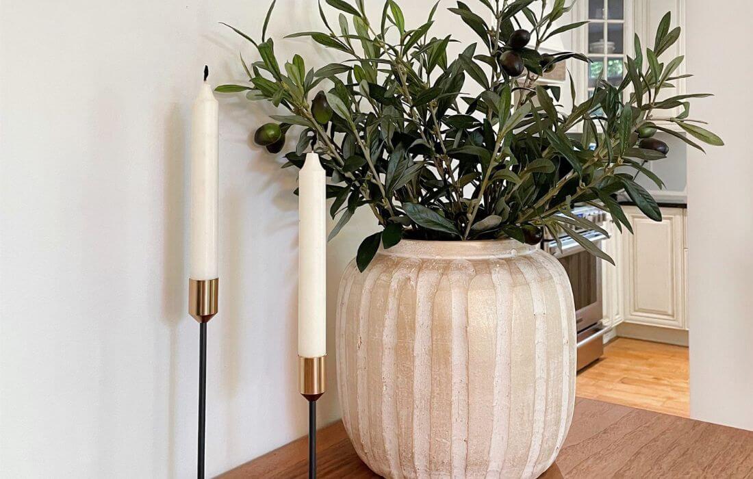 Branches d'olivier dans un vase avec chandeliers - Décors Véronneau