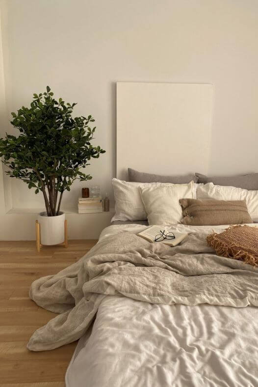 Chambre minimaliste avec olivier artificiel - Décors Véronneau