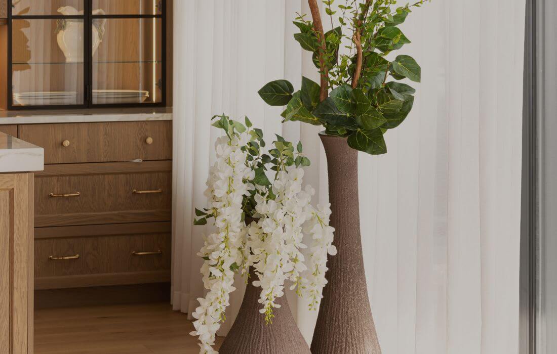 Grands vases au sol avec fleurs et feuillage - Décors Véronneau