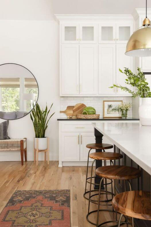 Cuisine blanche avec tapis et sansevière au décor transitionnel - Décors Véronneau