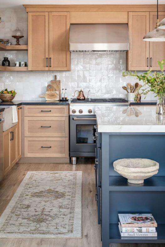 Cuisine en bois et armoires bleu marine - Décors Véronneau