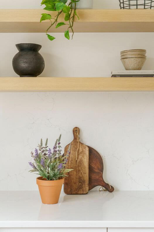 Plant de lavande dans une cuisine avec tablettes - Décors Véronneau
