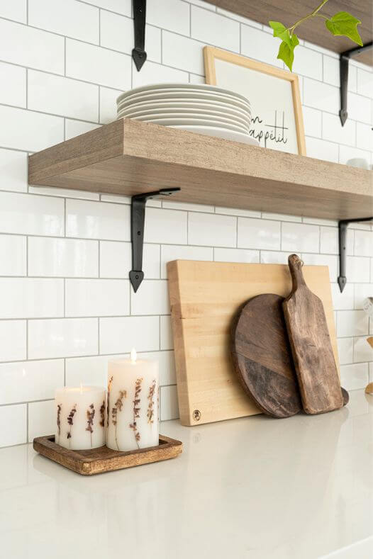 Tablettes dans une cuisine avec plateau de bois - Décors Véronneau
