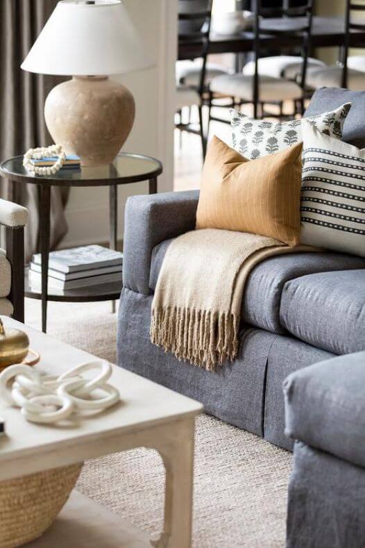 Divan avec coussins et lampe de table transitionnelle - Décors Véronneau