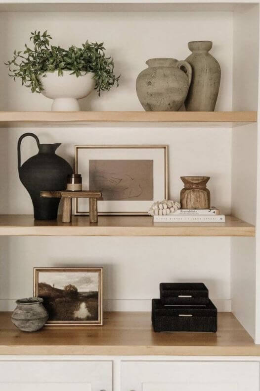Tablettes murales avec vases poteries - Décors Véronneau